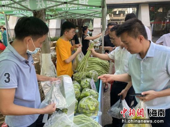 消費助農(nóng)大集市活動現(xiàn)場，泡椒很快銷售一空。符宇群攝